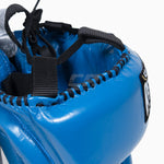 Hoofdbeschermer Cleto Reyes met blauwe jukbeenderen