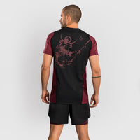 T-shirt Venum Assassin's Creed Shadows Dry Tech Rosso-nero-Combat Arena